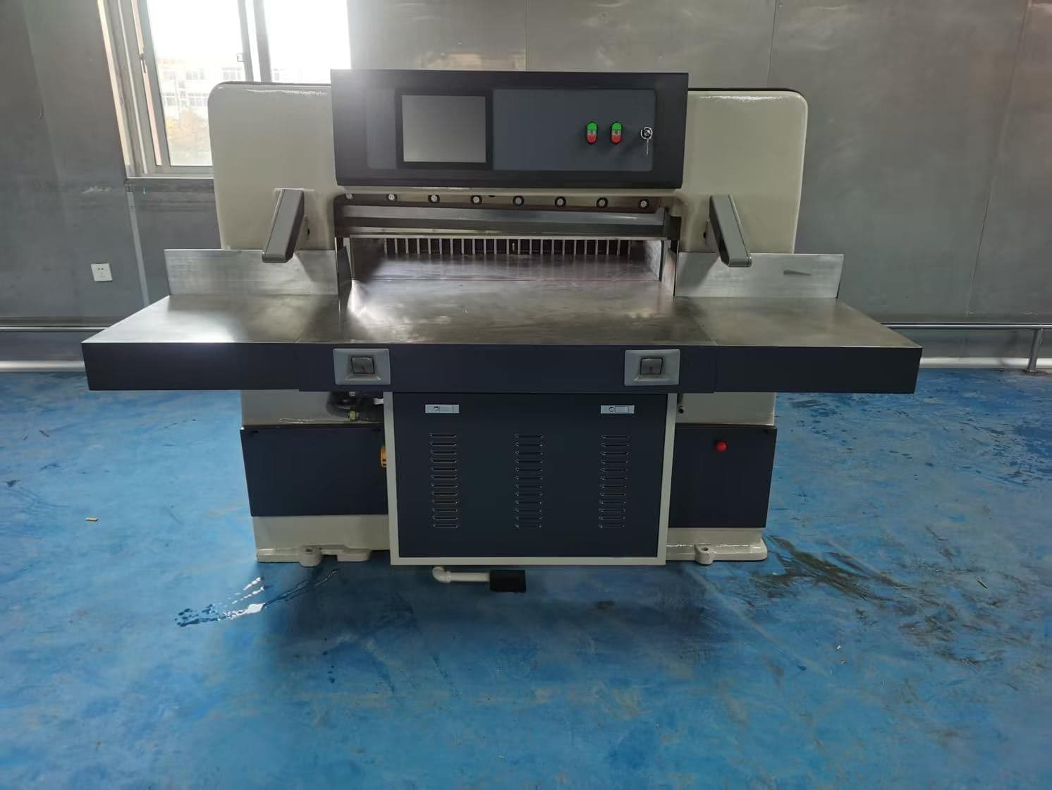 QZK920 Programmable Paper Cutting Machine - Luolan Machinery factory photo